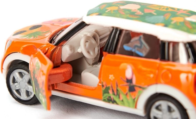 Metallkarosserie und zu öffnende Türen