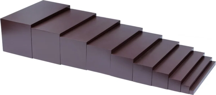 Moyo Montessori Braune Treppen