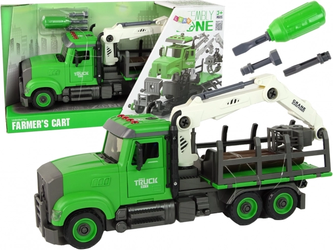 grüner Holztransport-Lkw mit Kran und Lichtern