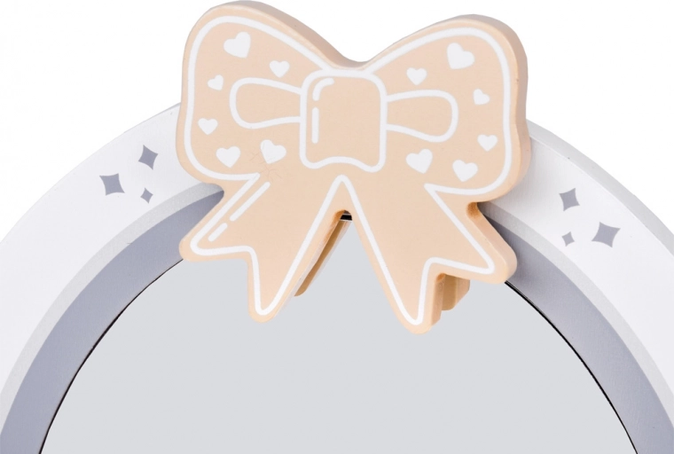 Zauberhaftes Design mit Schleife und Spiegel