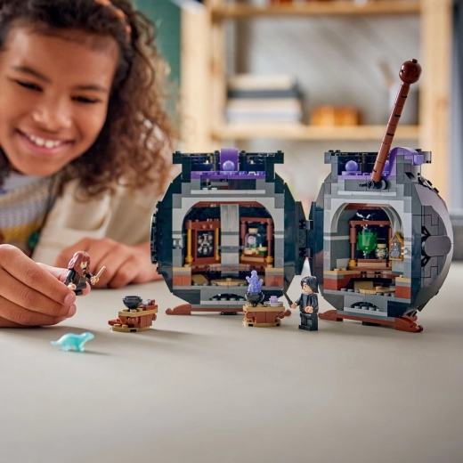 Öffnender Kessel mit geheimem Klassenzimmer