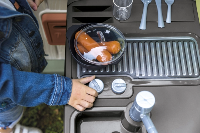 Spielspaß mit Grill, Topf und drehbaren Elementen