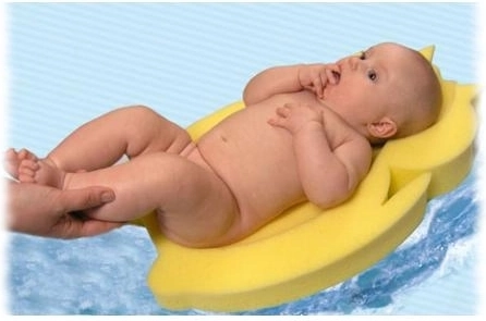 Leicht und praktisch für jede Babybadewanne