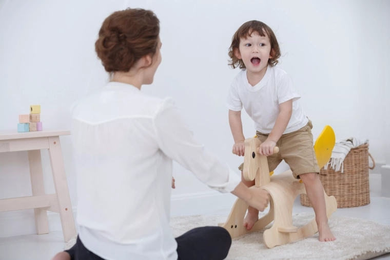 Schaukeln, das Kindern Spaß macht