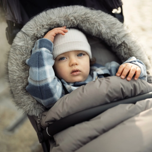 Universelle Befestigung im Kinderwagen und abnehmbarer Kunstfellbesatz