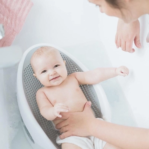 Ergonomische Unterstützung fürs Baden ab Geburt