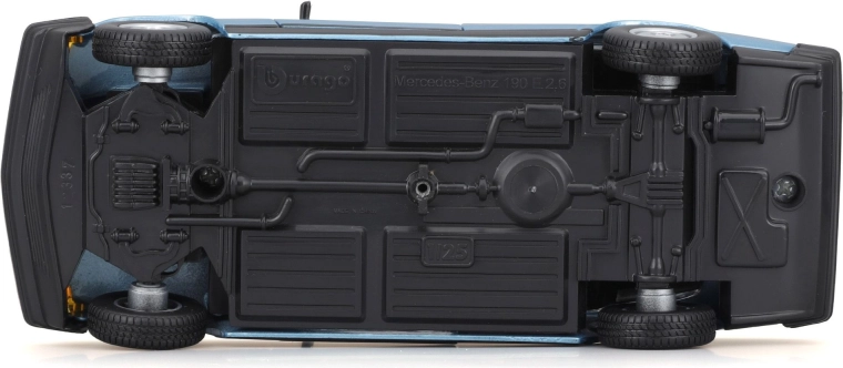 Detailliertes Fahrwerk und Gummiräder