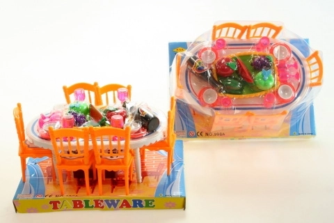 Puppentisch mit Speisen, Stühlchen und Geschirr