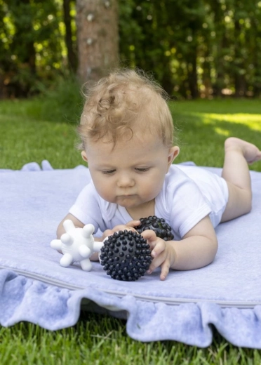 Kontrastreiches schwarz‑weißes Design zur Förderung des Sehens
