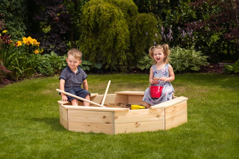 Geräumiger Holzsandkasten für den Garten