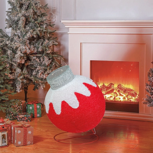 Auffällige Dekoration in Form einer Weihnachtskugel