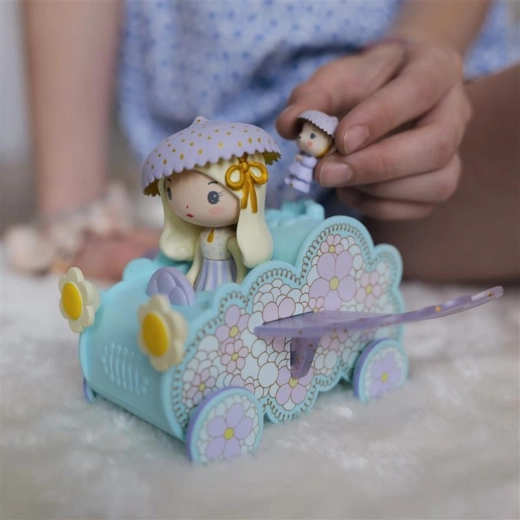 Wolken-Autowägelchen mit Blumendekor