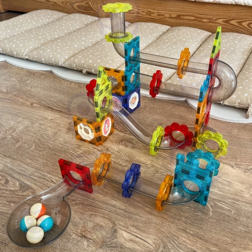 Transparente Röhren und Trichter für actionreiche Fahrten