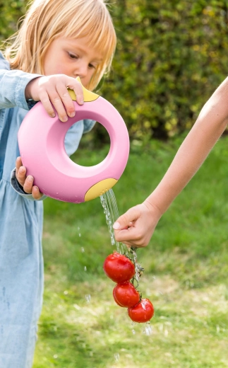 Quut Garten-Set für Kinder mit Ball, Gießkanne, Rechen und Schaufel – gelb und rosa