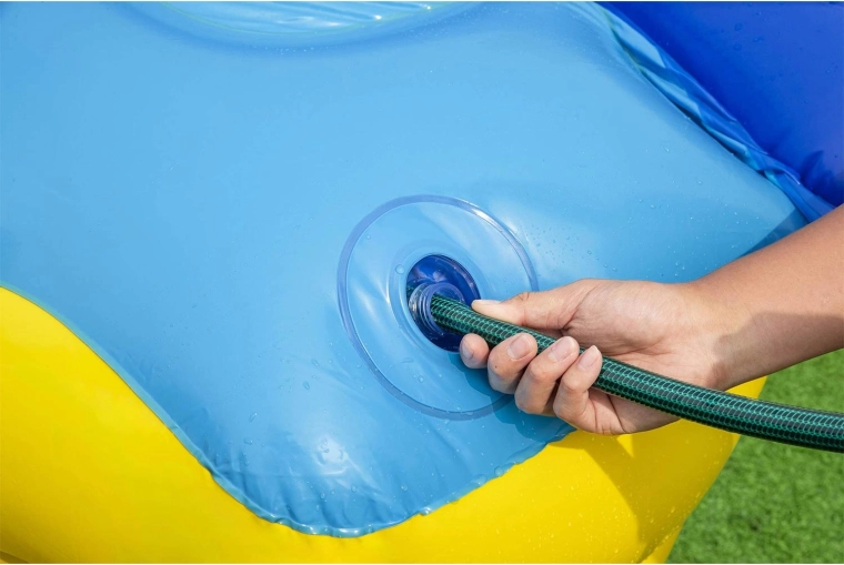 Erfrischende Rutsche mit Wasserspritzern