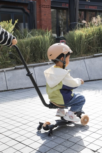 3-in-1: mit Sitz, mit Elternschiebegriff und als Roller