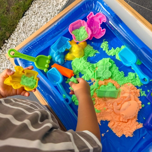 Kreativer Spielspaß mit Förmchen und Werkzeugen
