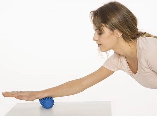 Einfache Selbstmassage von Unterarmen, Beinen und Füßen