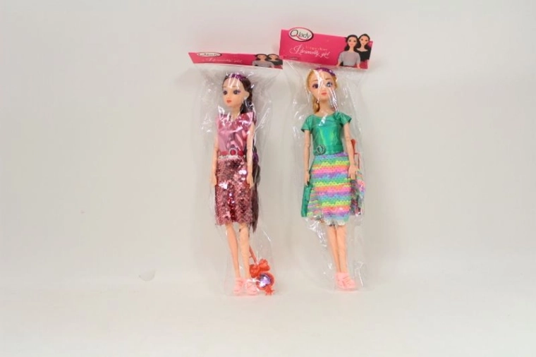 Puppe mit Accessoires im glitzernden Kleid