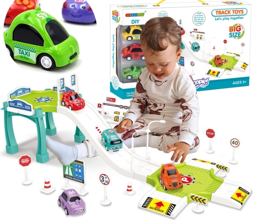 Parkgarage und Autorennstrecke WOOPIE mit Station und Verkehrsschildern