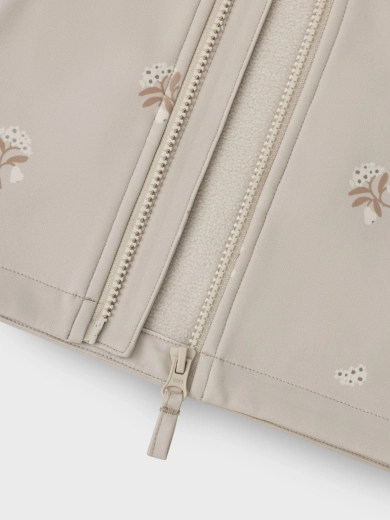 Praktische Details: Reißverschlüsse, Taschen und Kinnschutz