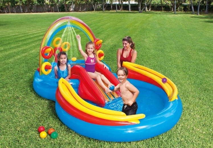 Regenbogenbogen mit Dusche für sommerliche Erfrischung