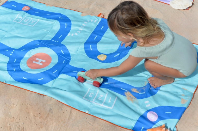 Quut Kinder-Strandtuch und Spielmatte Straße M 140 × 70 cm