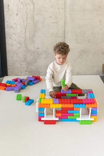 Große, bunte Bausteine für kleine Hände