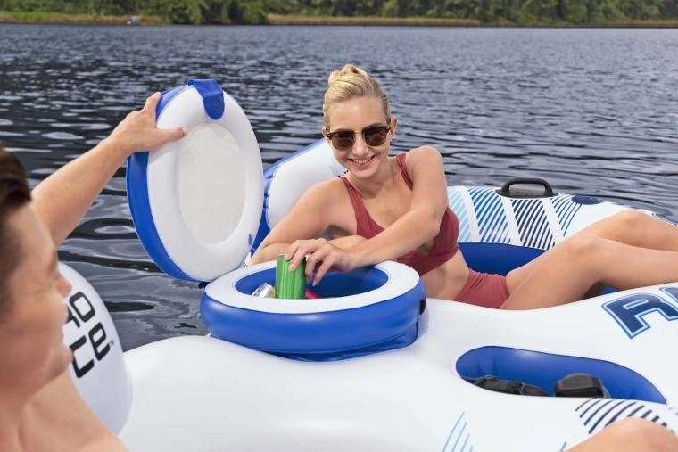 Kühlbox und Getränkehalter stets griffbereit