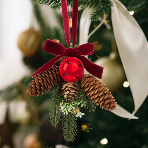 Weihnachtsdekoration für die Tür – Tannenzweig mit Zapfen und roter Kugel
