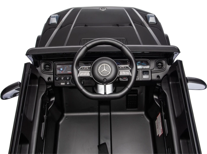 Detailliertes Cockpit und Mercedes-Lenkrad