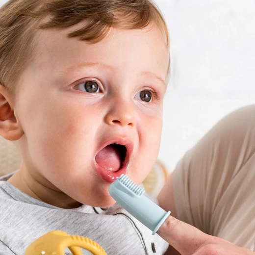 Sanfte Reinigung der ersten Zähnchen