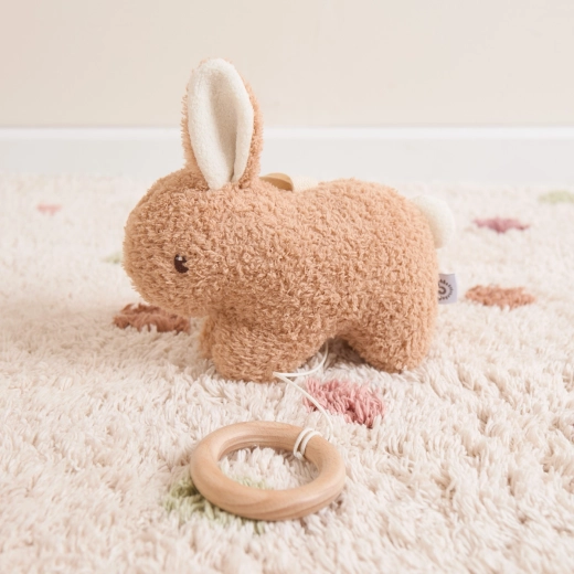 Angenehmer Plüsch und Holzring für kleine Hände