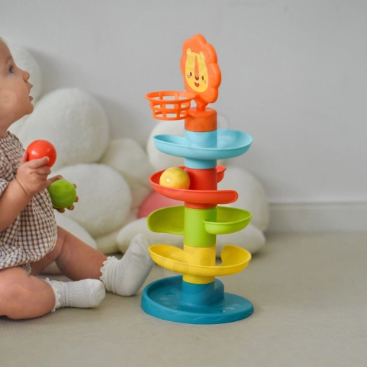 Körbchen mit Löwenbaby zum Training des Zielens
