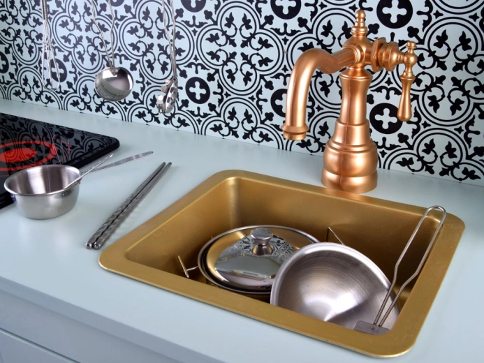 Stilvolles goldenes Spülbecken und Vintage-Armatur