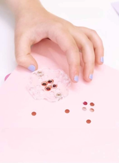 Präzises Lochen mit Magnetunterlage