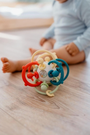 Sanftes Rasseln zur sensorischen Stimulation