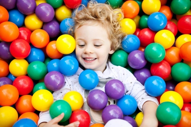 Bunte Bälle für Bewegung und sensorisches Spielen