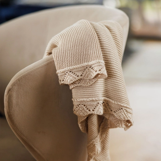 Elegantes Design und praktische Größe für Kinderwagen und Babybett