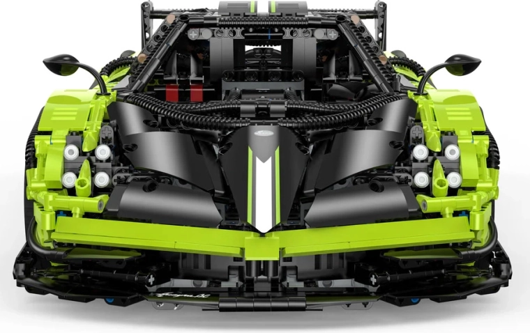 Bausatz eines Sportwagens Pagani Huayra BC von RASTAR im Maßstab 1:8, grün