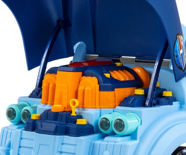 Öffnende Motorhaube und realistischer Motor