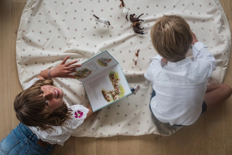 Große und bequeme Spielfläche
