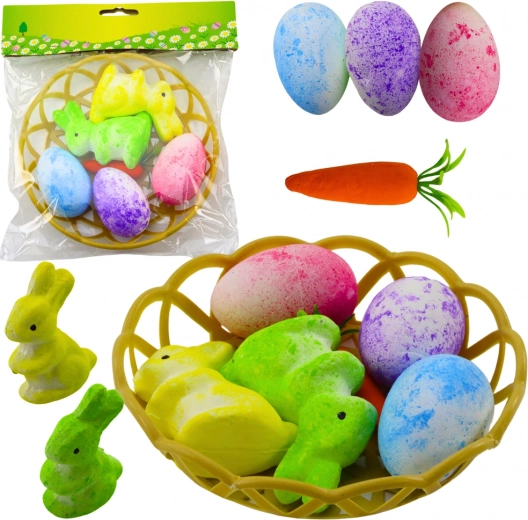 Osterdekoration mit Körbchen mit Hasen, Eiern und Karotten