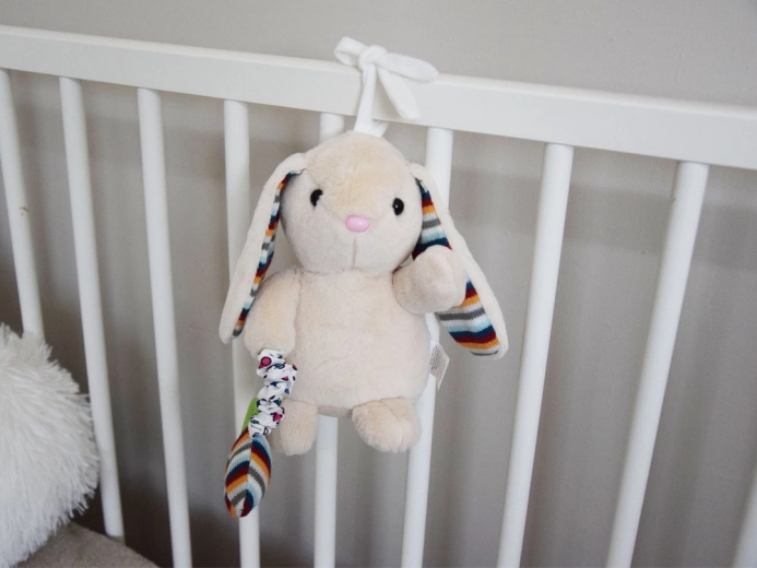 Einfache Befestigung am Bettchen oder Kinderwagen