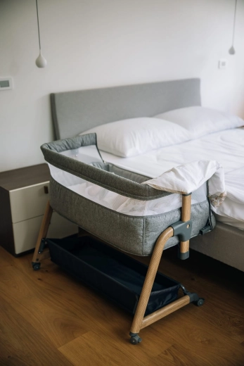 Beistellbett am Elternbett – sicher ganz nah