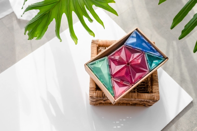 Transparente Pastellteile für kreatives Spiel und Lernen