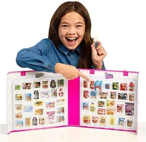 Übersichtliche Fächer und Vitrine in einem