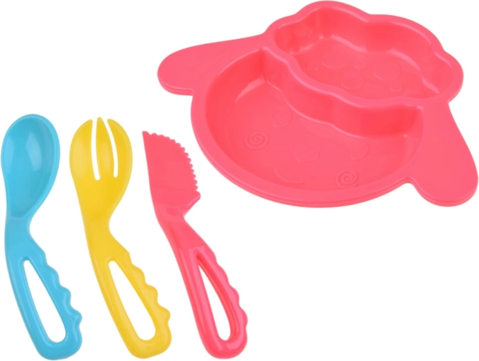 Hochstuhl und Geschirr für realistisches Spiel