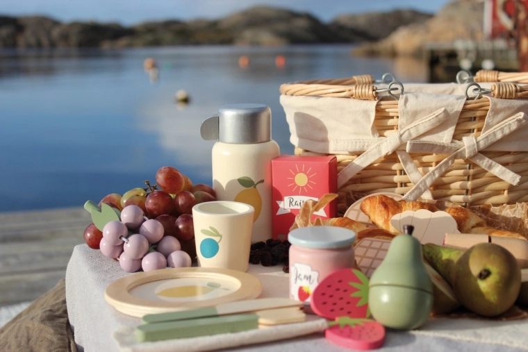 Picknickkorb und Decke zum Spielen drinnen und draußen