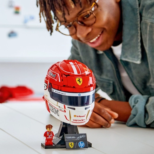 Minifigur und Ständer für die Sammlerpräsentation